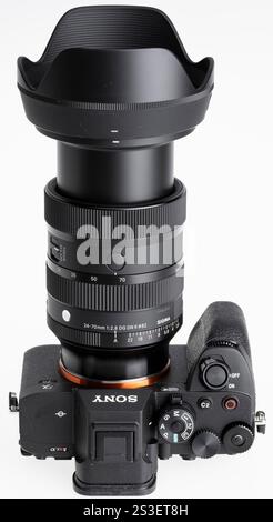 Sigma 70 mm 1:2,8 DG DN ART Objektiv, montiert auf dem Sony A7RV Kameragehäuse Stockfoto