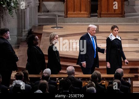 Washington, Usa. Januar 2025. Der designierte Präsident Donald Trump und die First Lady Melania Trump kommen am Donnerstag, den 9. Januar 2025, zur Beerdigung des ehemaligen Präsidenten Jimmy Carter in der National Cathedral in Washington DC an. Poolfoto von Haiyun Jiang/UPI Credit: UPI/Alamy Live News Stockfoto