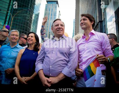 Führer und Gemeindemitglieder marschieren in Solidarität bei einer Pride-Parade, um Vielfalt und LGBTQ+-Rechte zu feiern. Stockfoto