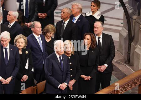 (Von oben nach unten, von links nach rechts) der ehemalige Vizepräsident Mike Pence und seine Frau Karen Pence, der ehemalige Präsident Bill Clinton und seine Frau Hillary Clinton, der ehemalige Präsident George W. Bush und seine Frau Laura Bush, der ehemalige Präsident Barack Obama, der designierte Präsident Donald Trump und seine Frau Melania Trump, Präsident Joe Biden, und First Lady Jill Biden, Vice President Kamala Harris und Second Gentleman Douglas Emhoff zollen ihren Respekt bei der Beerdigung des ehemaligen Präsidenten Jimmy Carter in der National Cathedral in Washington, DC, am Donnerstag, den 9. Januar 2025. Foto: Samuel Corum/UPI Stockfoto