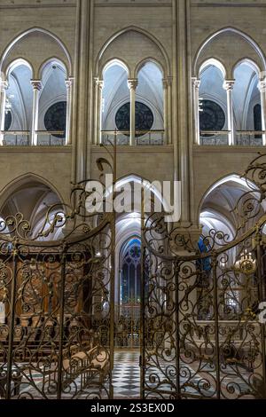 Paris, Frankreich - 2. Januar 2025: Innenraum der neuen Kathedrale Notre Dame von Paris nach dem Feuer Stockfoto