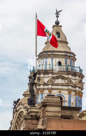 Peruanische Flagge im Kloster Santo Domingo - Lima, Peru Stockfoto
