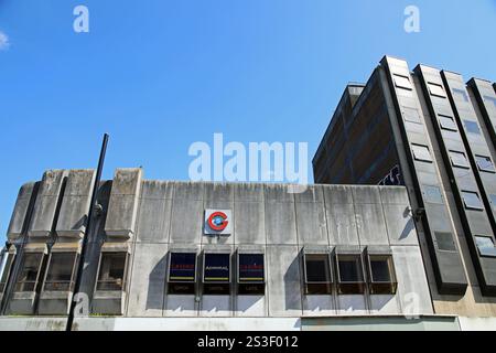 Nachkriegsbetongebäude an der High Street in Birmingham Stockfoto