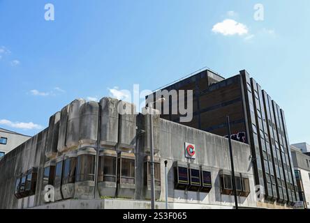 Nachkriegsbetongebäude an der High Street in Birmingham Stockfoto