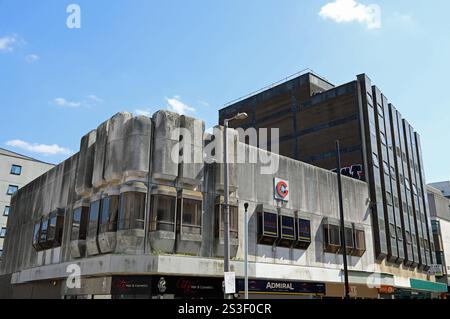 Nachkriegsbetongebäude an der High Street in Birmingham Stockfoto