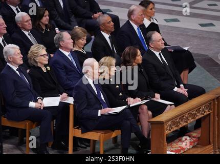 (Von oben nach unten, von links nach rechts) ehemaliger Vizepräsident Al Gore, ehemaliger Vizepräsident Mike Pence und seine Frau Karen Pence, ehemaliger Präsident Bill Clinton und seine Frau Hillary Clinton, ehemaliger Präsident George W. Bush und seine Frau Laura Bush, ehemaliger Präsident Barack Obama, designierter Präsident Donald Trump und seine Frau Melania Trump, Präsident Joe Biden, und First Lady Jill Biden, Vice President Kamala Harris und Second Gentleman Douglas Emhoff zollen ihren Respekt bei der Beerdigung des ehemaligen Präsidenten Jimmy Carter in der National Cathedral in Washington, DC am Donnerstag, den 9. Januar 2025. Foto von Lei Stockfoto