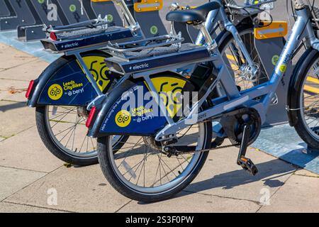 Elektrofahrräder, die von Beryl im Stadtzentrum von Leeds, West Yorkshire, England, Großbritannien im Rahmen eines im September 2023 eingeführten Programms betrieben werden. Stockfoto