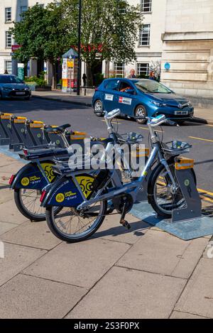 Elektrofahrräder, die von Beryl im Stadtzentrum von Leeds, West Yorkshire, England, Großbritannien im Rahmen eines im September 2023 eingeführten Programms betrieben werden. Stockfoto