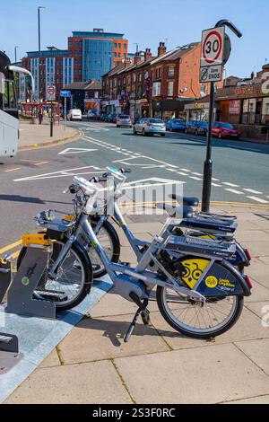 Elektrofahrräder, die von Beryl im Stadtzentrum von Leeds, West Yorkshire, England, Großbritannien im Rahmen eines im September 2023 eingeführten Programms betrieben werden. Stockfoto