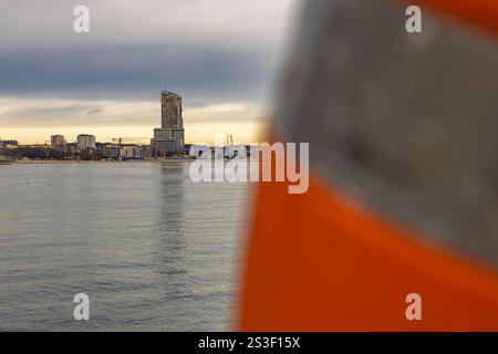 Spazieren Sie entlang der Küste von Gdynia nach Gdynia Orlowo, Rettungsring hängt am Wellenbrecher, orangefarbener Rettungsring vom Schiff zum Pier Stockfoto