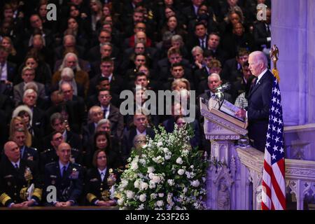 Washington, Usa. Januar 2025. Präsident Joe Biden hält eine Ehrerbietung während der Beerdigung des ehemaligen Präsidenten Jimmy Carter in der National Cathedral in Washington DC am Donnerstag, den 9. Januar 2025. Foto: Samuel Corum/UPI Credit: UPI/Alamy Live News Stockfoto