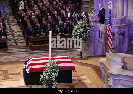 Washington, Usa. Januar 2025. Präsident Joe Biden hält eine Ehrerbietung während der Beerdigung des ehemaligen Präsidenten Jimmy Carter in der National Cathedral in Washington DC am Donnerstag, den 9. Januar 2025. Foto: Samuel Corum/UPI Credit: UPI/Alamy Live News Stockfoto