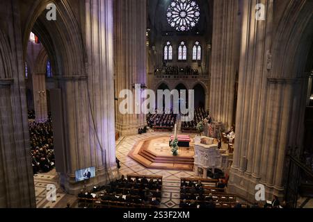 Washington, Vereinigte Staaten. Januar 2025. Ein Sarg mit dem ehemaligen Präsidenten Jimmy Carter ist mit der amerikanischen Flagge bedeckt und liegt während der Beerdigung des ehemaligen Präsidenten Jimmy Carter in der National Cathedral in Washington, DC, am 9. Januar 2025. Quelle: Samuel Corum/Pool über CNP/dpa/Alamy Live News Stockfoto