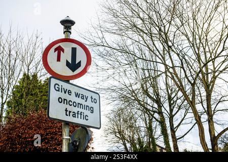 Geben Sie im Winter dem entgegenkommenden Verkehrsschild Platz Stockfoto