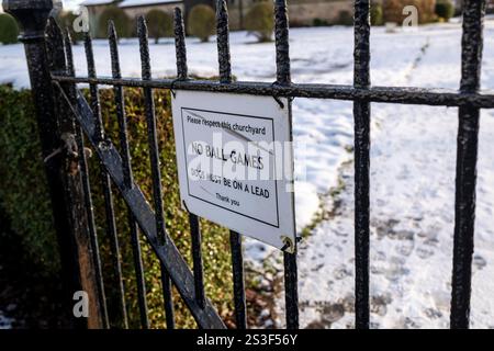Keine Ballspiele und Hund dürfen an einem Kirchentor auf dem Lead-Schild gehalten werden Stockfoto
