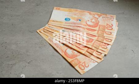 Philippinische Banknoten auf einer Betonoberfläche symbolisieren Geld, Finanzen und Wirtschaft auf den philippinen. Stockfoto