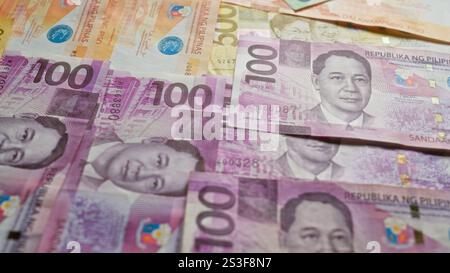Philippinische Banknoten sind verstreut und zeigen verschiedene Stückelungen von Pesos Stockfoto