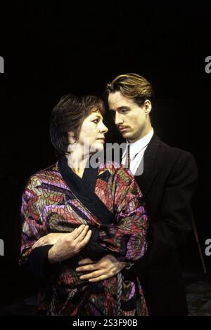 Penelope Wilton (Hester Collyer), Linus Roache (Freddie Page) im TIEFBLAUEN MEER von Terence Rattigan im Almeida Theatre, London N1 01/1993 Design: William Dudley Regisseur: Karel Reisz Stockfoto