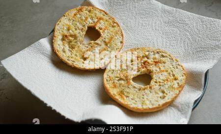 Zwei Bagels auf einem Papiertuch auf Betonoberfläche Stockfoto