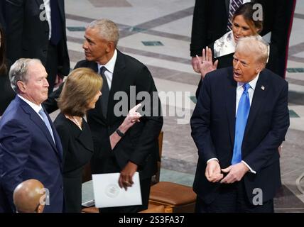 Washington, Usa. Januar 2025. Laura Bush, Ehefrau des ehemaligen Präsidenten George Bush, winkt Melania Trump, Ehefrau des designierten Präsidenten Donald Trump, nach Beerdigung für den ehemaligen Präsidenten Jimmy Carter in der National Cathedral in Washington DC am Donnerstag, den 9. Januar 2025. Foto: Leigh Vogel/UPI Credit: UPI/Alamy Live News Stockfoto