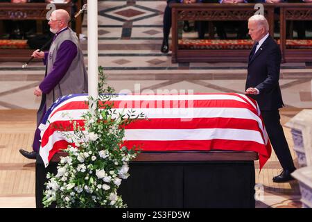 Washington, Usa. Januar 2025. Präsident Joe Biden nimmt am 9. Januar 2025 an der Beerdigung des ehemaligen Präsidenten Jimmy Carter in der National Cathedral in Washington Teil. (Foto: Samuel Corum/Pool/ABACAPRESS. COM) Credit: Abaca Press/Alamy Live News Stockfoto