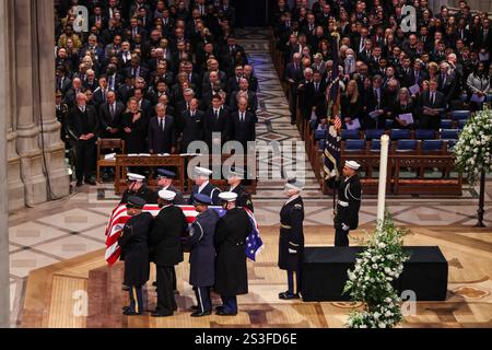 Washington, Usa. Januar 2025. Der Sarg mit dem ehemaligen Präsidenten Jimmy Carter wird während der Beerdigung des ehemaligen Präsidenten Jimmy Carter in der National Cathedral in Washington, D.C. am 9. Januar 2025 entfernt. (Foto: Samuel Corum/Pool/ABACAPRESS. COM) Credit: Abaca Press/Alamy Live News Stockfoto