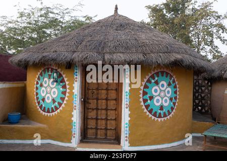 Ein traditionelles strohgedecktes Lehmhaus in einem Dorfresort im Dorf Bishnoi (Jodhpur, Rajasthan) Stockfoto