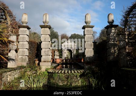 Allgemeine Ansichten von Arundel Castle und Arundel Cathedral vom Gelände von Arundel Castle in West Sussex, Großbritannien. Stockfoto