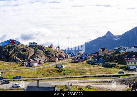 Farbenfrohe Häuser der Stadt vor dem Nasaasaaq-Massiv und bewölktem Himmel. Sisimiut, Qeqqata, Zentralwestgrönland, Dänemark, Nordamerika Stockfoto