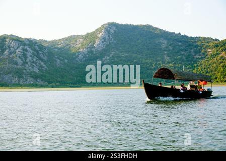 Meereslandschaft im Licht der Sonne, Teich draußen, Meereswelle, Naturlandschaft Stockfoto