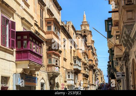 Straßenszene mit Häusern und Balkonen, Valletta, Malta Stockfoto