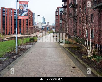 Salford , Manchester, Großbritannien, 01-04-2025: Middlewood Locks, Brick Apartmentgebäude an einem ruhigen Stadtweg an einem bewölkten Tag. Stockfoto