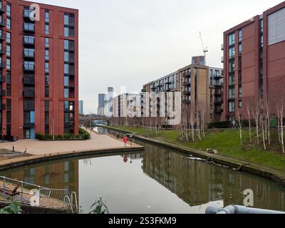 Salford , Manchester, Großbritannien, 01-04-2025: Middlewood Locks. Moderner Stadtkanal, umgeben von modernen Apartmentgebäuden. Stockfoto