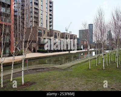 Salford , Manchester, Großbritannien, 01-04-2025: Middlewood Locks. Städtischer Kanal mit modernen Gebäuden und Bäumen ohne Blätter in ruhiger Umgebung. Stockfoto