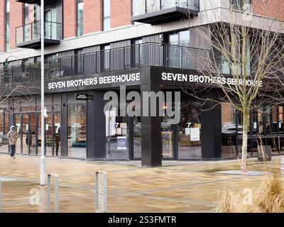 Salford , Manchester, Großbritannien, 01-04-2025: Middlewood Locks. Modernes Bierhaus mit urbaner Architektur im Hintergrund. Stockfoto