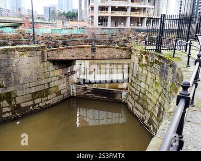 Historische Steinfelderschleuse umgeben von städtischer Architektur. Salford , Manchester, Vereinigtes Königreich, 01-04-2025: Stockfoto