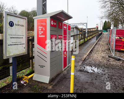 Salford, Manchester, Großbritannien, 01-04-2025: Freiluft-Paketschließsystem an einem Bahnhof an einem bewölkten Tag. Stockfoto