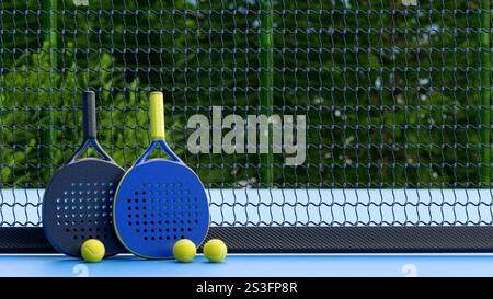 Zwei Paddles und gelbe Bälle auf einem Platz, bereit für eine Partie Paddeltennis. 3D-Rendering Stockfoto