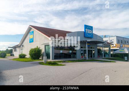 Ansfelden, Österreich - 2. Juni 2024: Tedi Houshaushaltsgeschäft. Stockfoto
