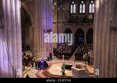 Ein Sarg mit dem ehemaligen Präsidenten Jimmy Carter ist mit der amerikanischen Flagge bedeckt und wird während der Beerdigung des ehemaligen Präsidenten Jimmy Carter in der National Cathedral in Washington, DC, am 9. Januar 2025 auf den Altar gebracht. Quelle: Samuel Corum/Pool über CNP/MediaPunch Stockfoto