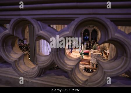 Ein Sarg mit dem ehemaligen Präsidenten Jimmy Carter ist mit der amerikanischen Flagge bedeckt und wird während der Beerdigung des ehemaligen Präsidenten Jimmy Carter in der National Cathedral in Washington, DC, am 9. Januar 2025 auf den Altar gebracht. Quelle: Samuel Corum/Pool über CNP/MediaPunch Stockfoto