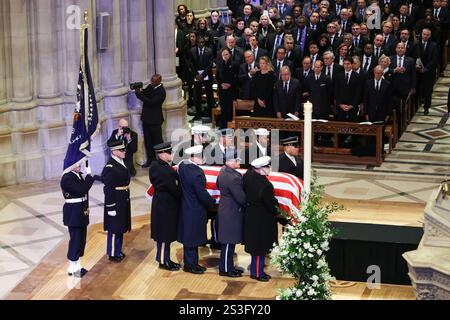Ein Sarg mit dem ehemaligen Präsidenten Jimmy Carter ist mit der amerikanischen Flagge bedeckt und wird während der Beerdigung des ehemaligen Präsidenten Jimmy Carter in der National Cathedral in Washington, DC, am 9. Januar 2025 auf den Altar gebracht. Quelle: Samuel Corum/Pool über CNP/MediaPunch Stockfoto