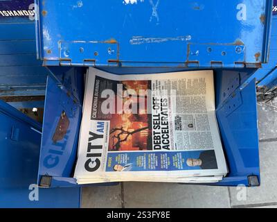 London, Großbritannien. Januar 2025. Die kostenlose Zeitung City AMIT. vor der Liverpool Street Station. Quelle: Julia Kilian/dpa/Alamy Live News Stockfoto