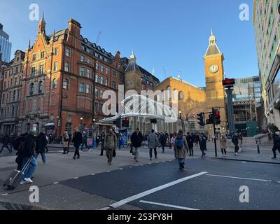 London, Großbritannien. Januar 2025. Passanten vor dem Eingang zur Londoner Liverpool Street Station. Quelle: Julia Kilian/dpa/Alamy Live News Stockfoto