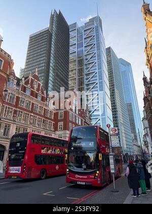 London, Großbritannien. Januar 2025. Busse und Wolkenkratzer in der Nähe der Londoner Liverpool Street Station. Quelle: Julia Kilian/dpa/Alamy Live News Stockfoto