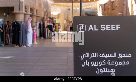 Dubai, VAE - 13. November 2024: Al Seef-Schild an der Uferpromenade im Al Fahidi-Viertel von Dubai, das traditionelle arabische Kultur zeigt Stockfoto