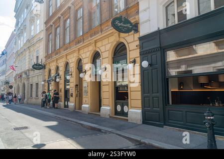 Wien, Österreich - 8. Juni 2024: Figlmüller Restaurant mit original Wiener Schnitzel. Stockfoto