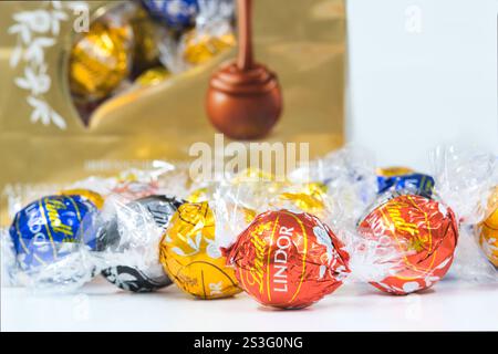 Houston, Texas USA 01-01-2025: Lindt Lindor Schokoladentrüffel in Verpackungen, flach verstreut. Stockfoto