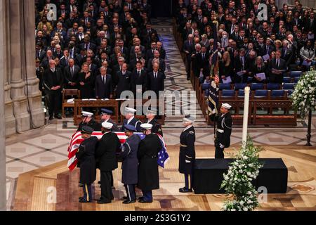 Washington, Vereinigte Staaten. Januar 2025. Der Sarg mit dem ehemaligen Präsidenten Jimmy Carter wird während der Beerdigung des ehemaligen Präsidenten Jimmy Carter in der National Cathedral in Washington, D.C. am 9. Januar 2025 entfernt. Quelle: Samuel Corum/Pool über CNP/dpa/Alamy Live News Stockfoto