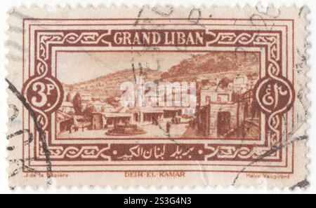 LIBANON - 1. Februar 1925: 3 Piaster-orange-braune Briefmarke mit der Darstellung des Platzes in Deir-el-Kamar. Deir al-Qamar (Kloster des Mondes) ist eine Stadt südöstlich von Beirut im südzentralen Libanon. Es liegt in der Nähe von Beiteddine im Distrikt Chouf des Provinz Mount Libanon. Panoramablick auf Deir al-Qamar. Im Vordergrund steht der Gemeinderat. Kreuzfahrer die älteste schriftliche Erwähnung von Deir el Qamar geht auf 1257 und 1261 zurück in den Taten Julians von Shouf und Andreas von Shouf, die ihre Ländereien und Dörfer in ihrer Herrschaft Shouf an den Theutonischen Orden verkauften Stockfoto